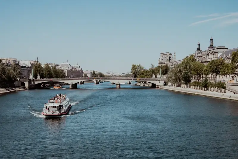 Bateau de promenade sur la Seine, entre les quais du centre de Paris