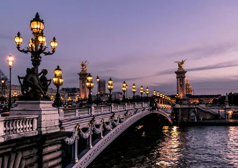 Le pont Alexandre III et ses lampadaires au crépuscule à Paris